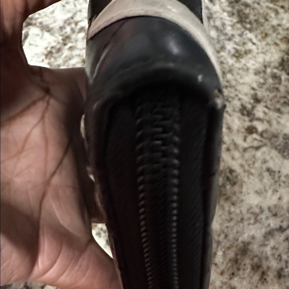 CHANEL Black and White Quilted Wallet PREOWNED. - Picture 15 of 17